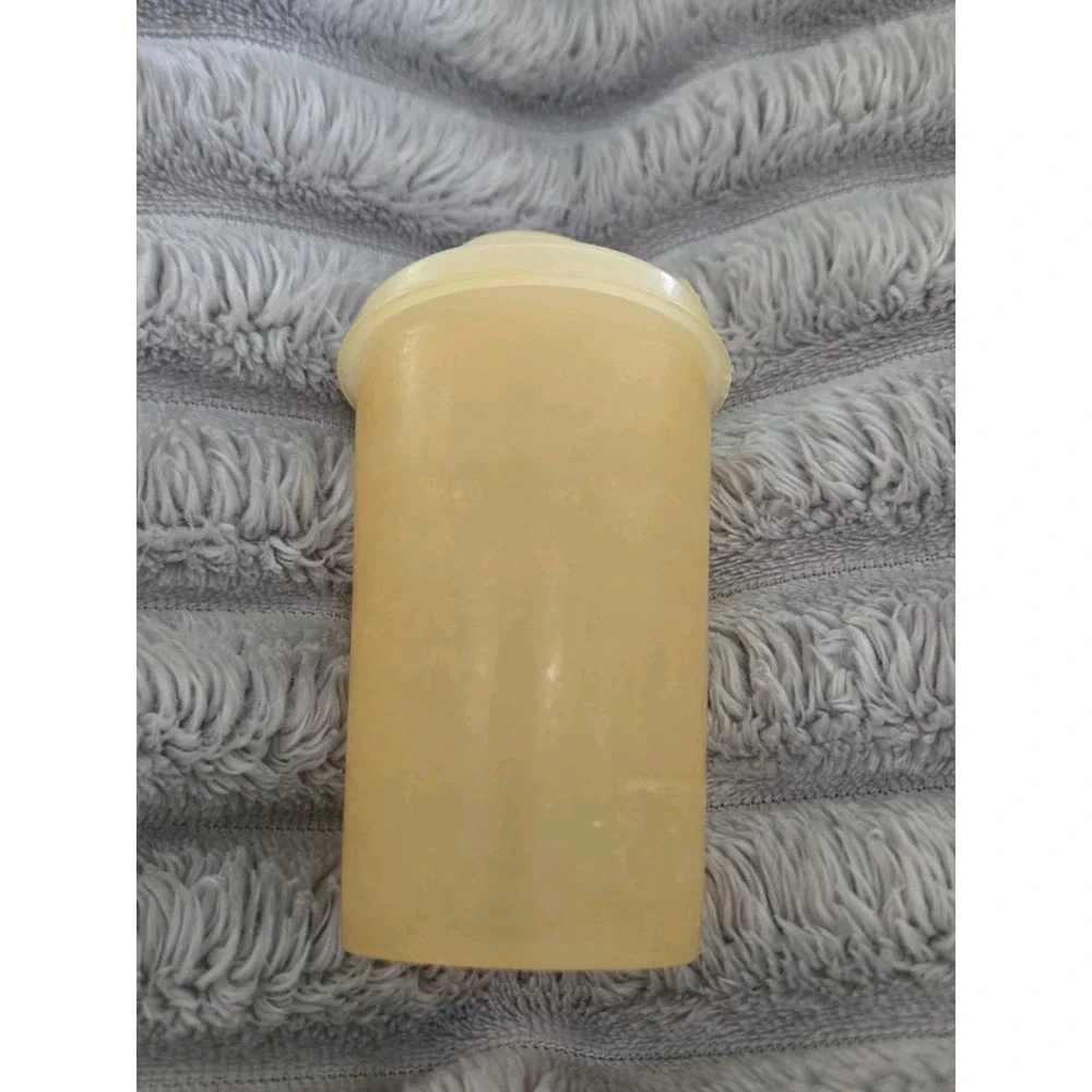 Tupperware (1)‎ Salt And Pepper Or Spice Shaker with lid Millionaire Line